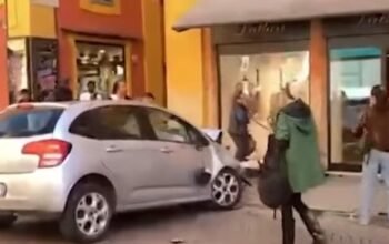 Τρόμος στην Ιταλία: Αυτοκίνητο παρέσυρε πεζούς στη Μοντένα – 8 τραυματίες (Βίντεο)