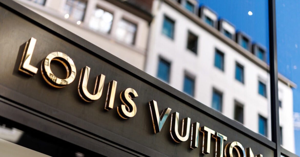 Η LVMH πουλά τη Marc Jacobs στην WHP Global – Στα 850 εκατ. δολάρια αποτιμάται το deal