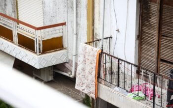Άγιοι Ανάργυροι: Τι υποστήριξαν οι γονείς στους αστυνομικούς όταν μπήκαν στο σπίτι «τρώγλη» -Τα παιδιά ήταν