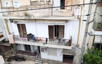 Άγιοι Ανάργυροι: Οι άθλιες συνθήκες στο σπίτι της οικογένειας με τα τρία μικρά παιδιά – Οι καταγγελίες των