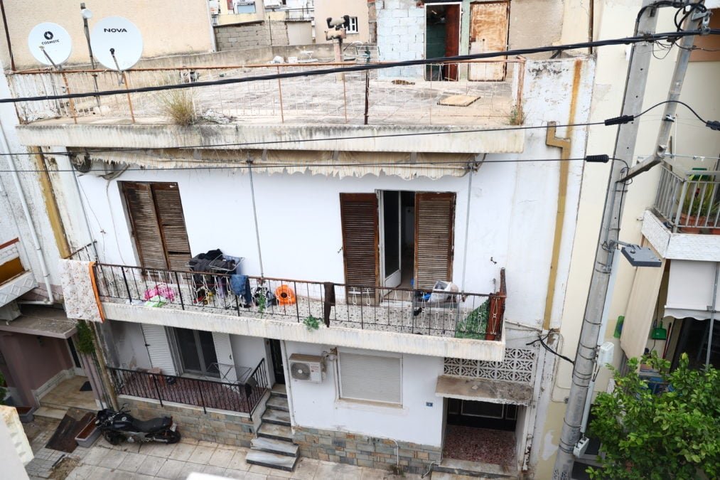 Άγιοι Ανάργυροι: Οι άθλιες συνθήκες στο σπίτι της οικογένειας με τα τρία μικρά παιδιά – Οι καταγγελίες των