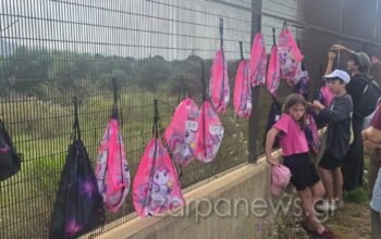 Κρήτη: Μαθητές από τα Χανιά κρέμασαν 168 ματωμένες τσάντες στην περίφραξη της αμερικανικής βάσης