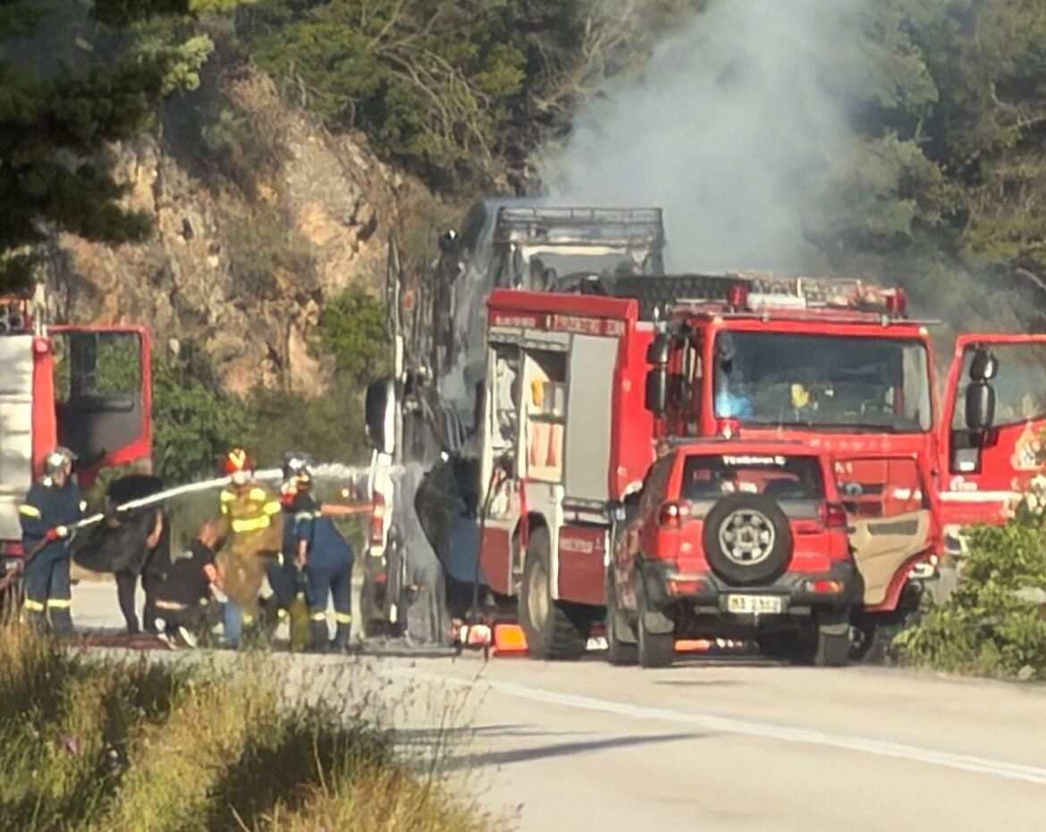 Πρέβεζα: Φωτιά σε νταλίκα που μετέφερε αυτοκίνητα – Δείτε βίντεο