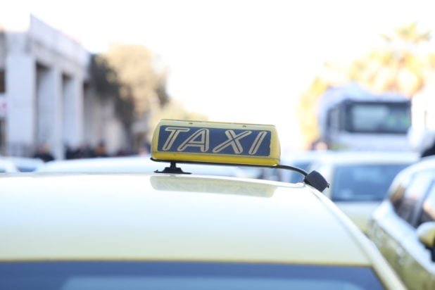 Αθήνα: Συνελήφθη 50χρονος οδηγός ταξί που έκρυβε με πανί το ταξίμετρο – Εισέπραξε διπλάσιο κόμιστρο