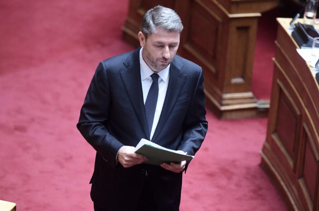 Ανδρουλάκη παρόντος – Τζαβέλλα απόντος, η συνεδρίαση της Επιτροπής Θεσμών: «Θα κινηθώ νομικά κατά του διοικητή της ΕΥΠ»
