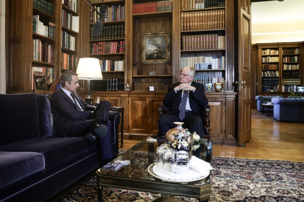 Στον Τασούλα ο Μητσοτάκης: «Μεγάλη πρόκληση της κυβέρνησης το πράττειν» – «Δεν μας αφορά η αναδιάταξη του πολιτικού σκηνικού»