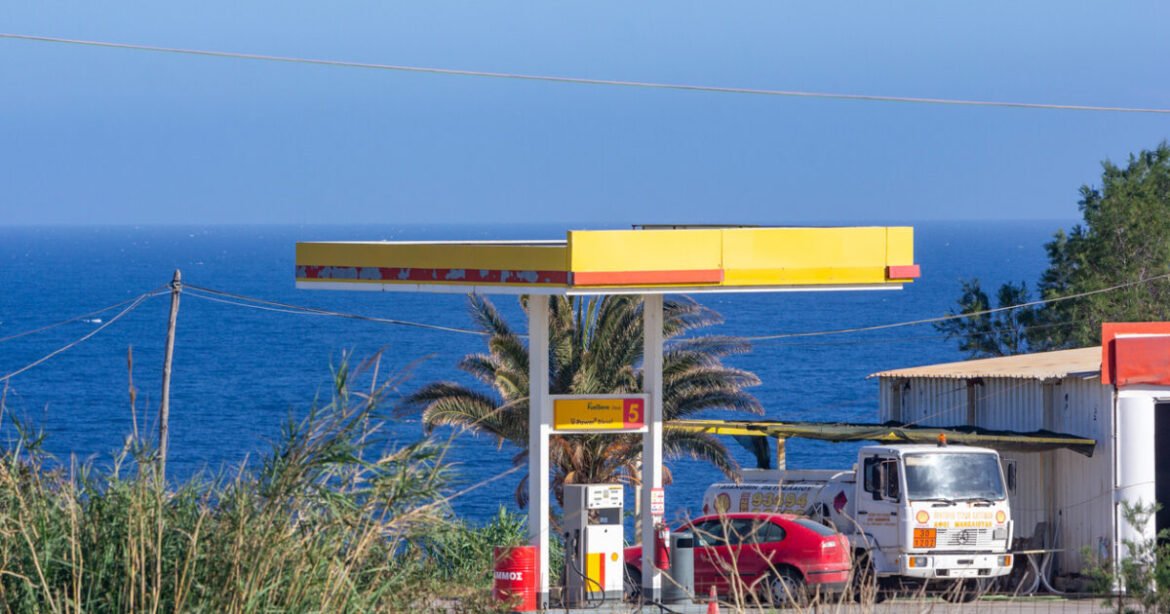 «Καίνε» τα καύσιμα στα νησιά: Καθημερινές αυξήσεις στην αμόλυβδη που φλερτάρει με τα 2,5 ευρώ – Φόβοι για την κατανάλωση