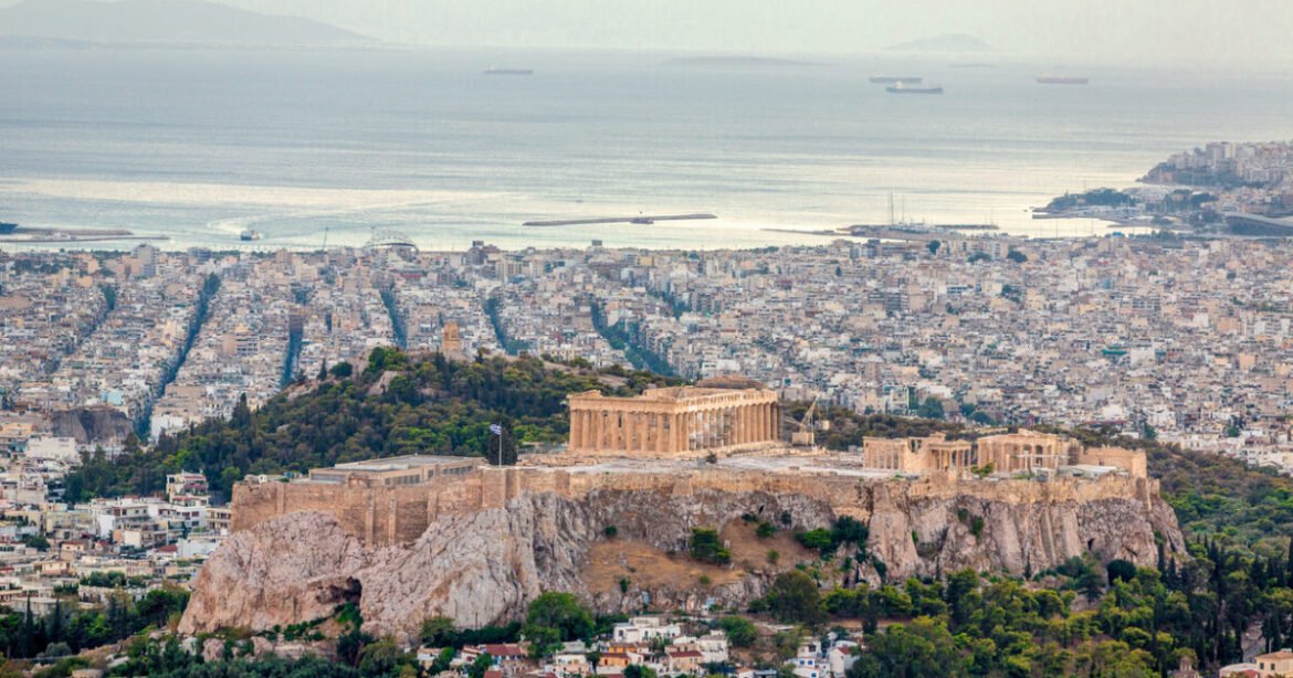 Εαρινές προβλέψεις Κομισιόν: Φρενάρει η ανάπτυξη στο 1,8% με άλμα του πληθωρισμού στο 3,7% στην Ελλάδα