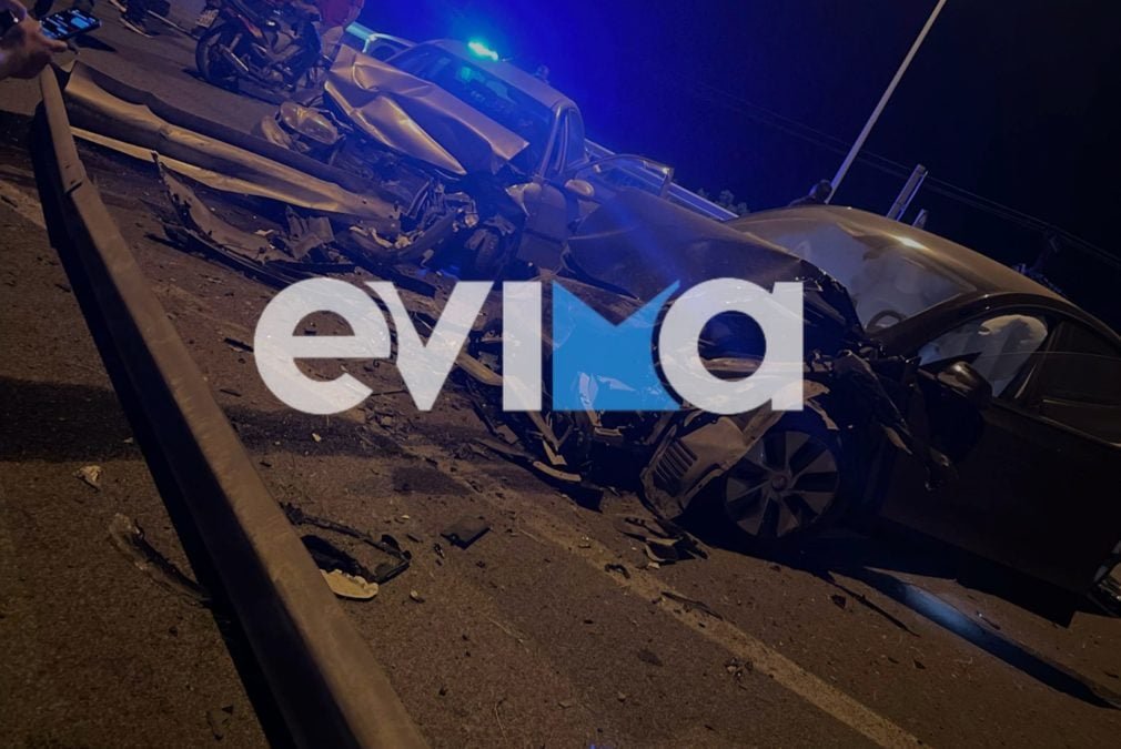 Σοβαρό τροχαίο στον δρόμο Χαλκίδας – Σχηματαρίου, σμπαράλια δύο αυτοκίνητα – Δείτε φωτογραφίες