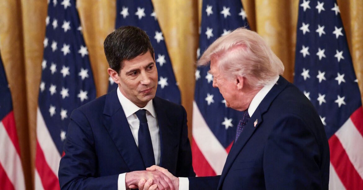 Ο Κέβιν Γουόρς ορκίστηκε νέος πρόεδρος της Fed – Οι προκλήσεις και οι πιέσεις Τραμπ για τα επιτόκια