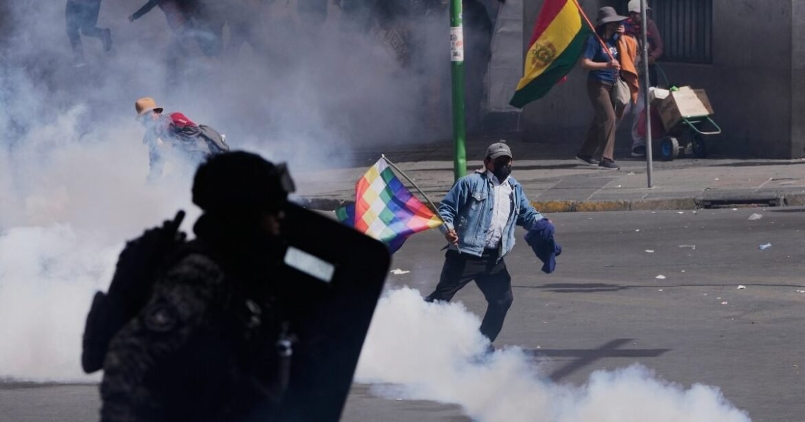 Νέα κύματα διαδηλώσεων στη Βολιβία – Αυξάνεται η πίεση προς τον πρόεδρο Πας