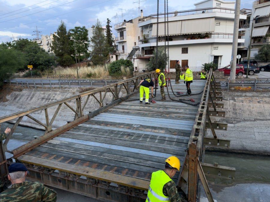 Νέα Φιλαδέλφεια: Πώς ο Στρατός μέσα σε λίγες ώρες έστησε πεζογέφυρα πάνω από τον Κηφισό – Δείτε φωτογραφίες