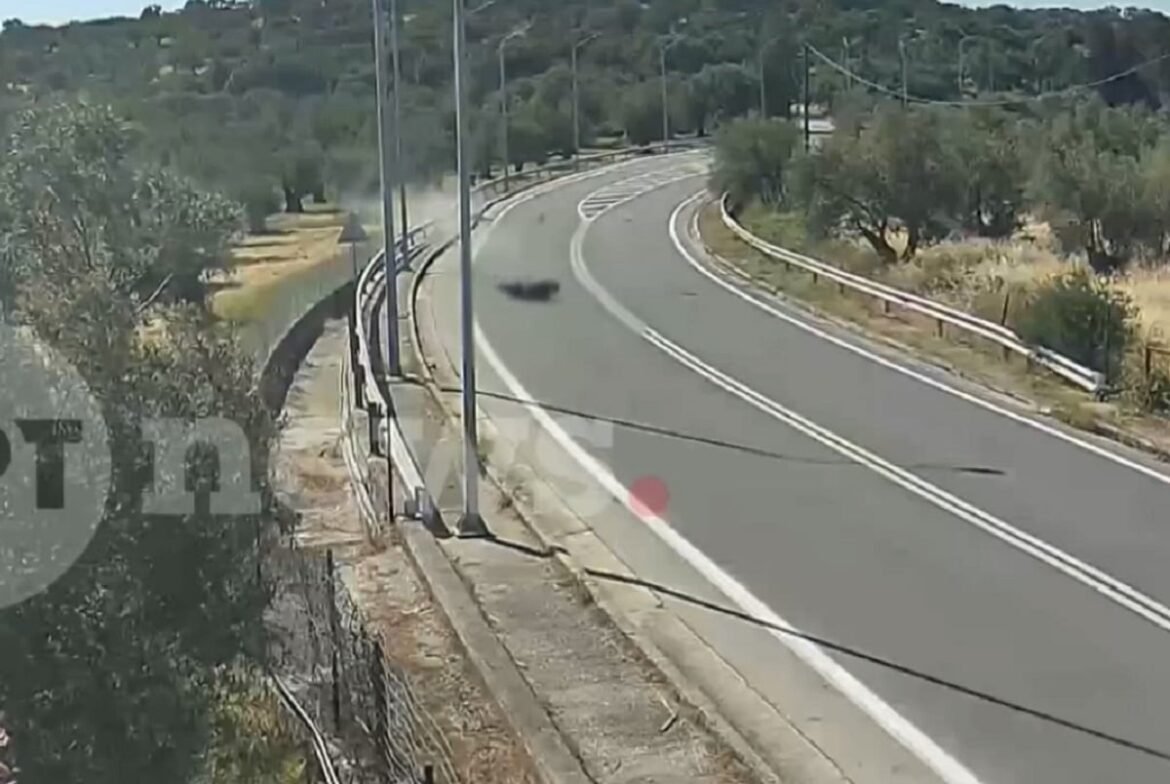 Λέσβος: Βίντεο-σοκ από το θανατηφόρο τροχαίο – Καρέ καρέ η στιγμή που η μηχανή προσκρούει στην κολώνα