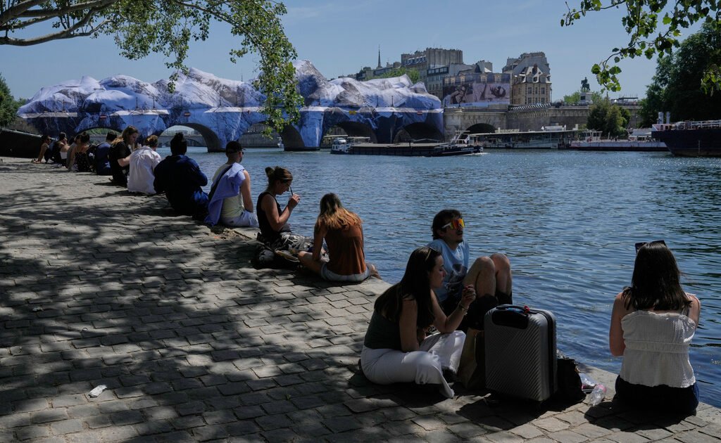 Η Ευρώπη λιώνει από τη ζέστη: Νεκροί στη Γαλλία, μέτρα στην Ιταλία – Γιατί η Ελλάδα γλίτωσε τον καύσωνα