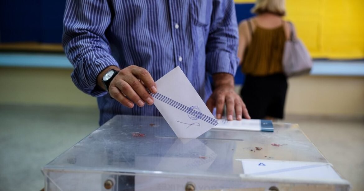 Politico: Οι πρώτες εκτιμήσεις των δημοσκόπων για τα νέα κόμματα Τσίπρα-Καρυστιανού και τη ΝΔ