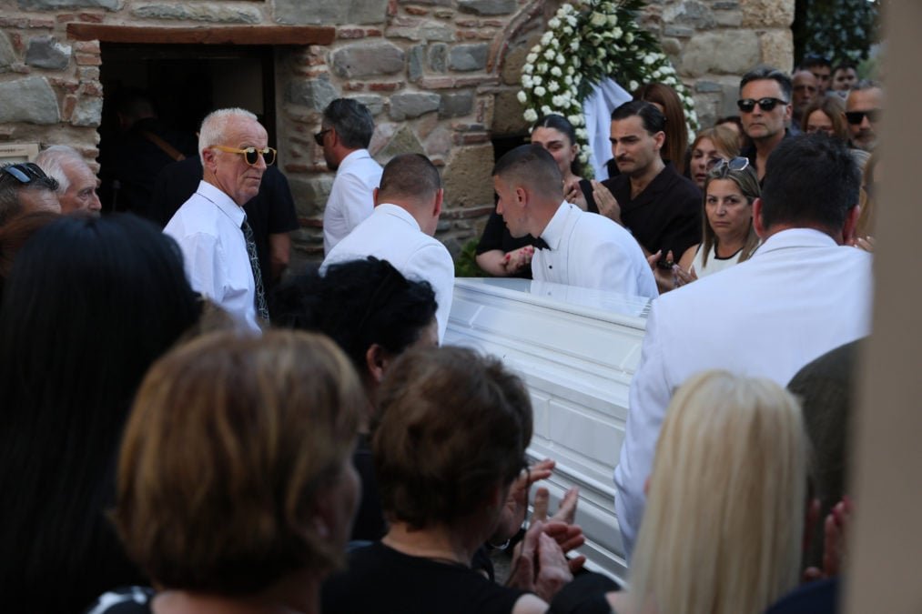 Γωγώ Μαστροκώστα: Συγκίνηση στην ταφή της στο Ευηνοχώρι Μεσολογγίου – ΦΩΤΟ