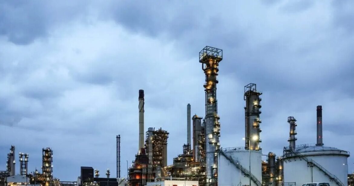 Πετρέλαιο: Σχεδόν 20% έπεσαν οι τιμές τον Μάϊο – Το Brent παραμένει ακριβότερο κατά 25% σε σχέση με τα προπολεμικά επίπεδα