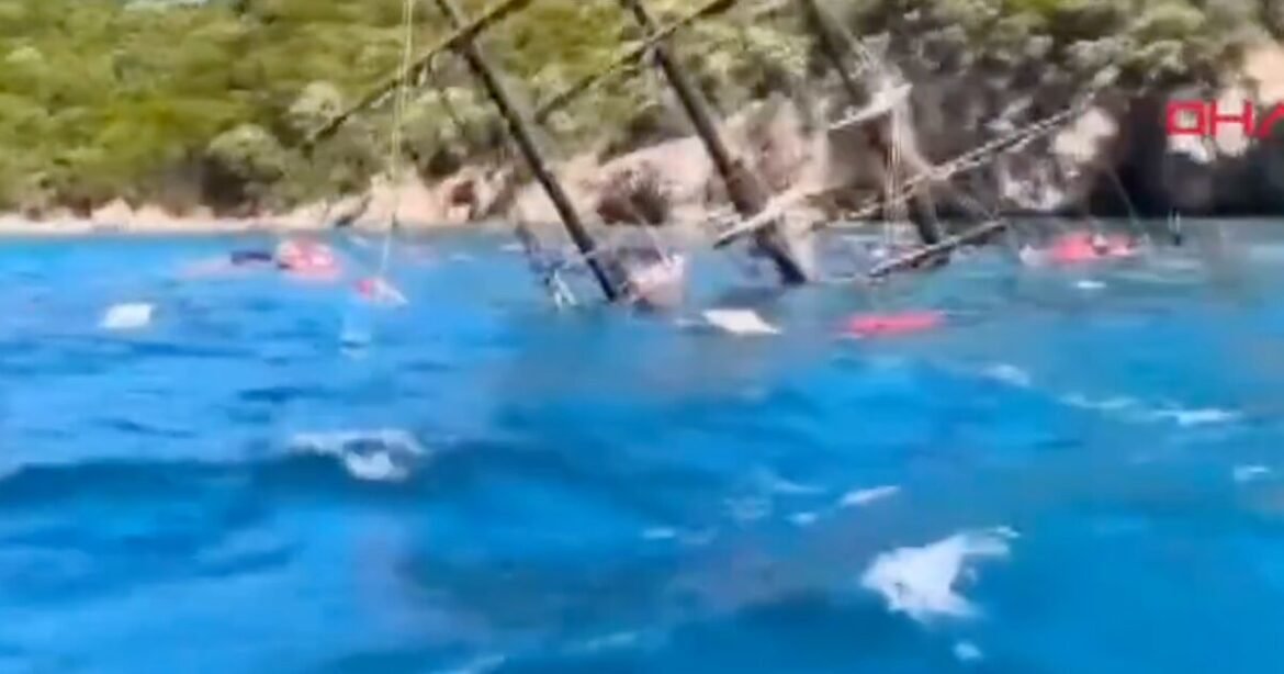 Τρόμος στην Αττάλεια: Βυθίστηκε τουριστικό πλοίο με 148 επιβάτες