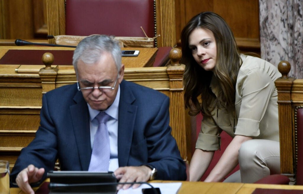 Παραιτήθηκε και από βουλευτής η Αχτσιόγλου – επιστρέφει στη Βουλή ο Δραγασάκης