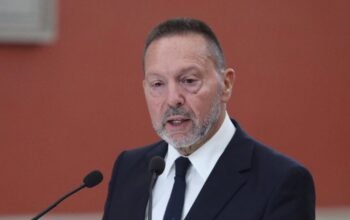 Στουρνάρας: Η ακριβή στέγη επιτείνει το δημογραφικό πρόβλημα στην Ελλάδα – Το μείγμα των λύσεων