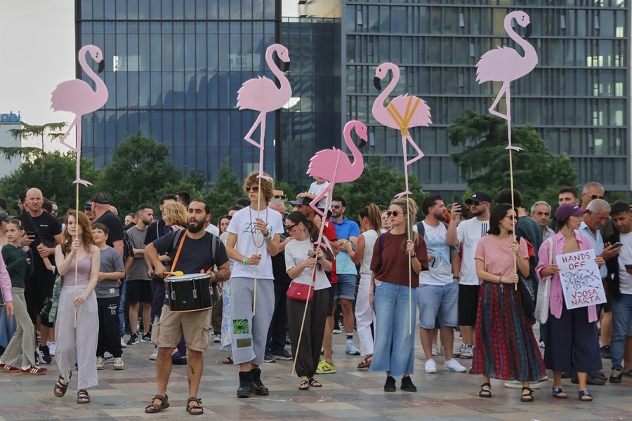 Η «επανάσταση των φλαμίνγκο»: Καθημερινές διαδηλώσεις στην Αλβανία για τις μπίζνες Κούσνερ-Ράμα