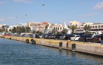 Συναγερμός στο λιμάνι του Πειραιά μετά από πτώση αυτοκινήτου στη θάλασσα