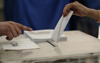 Δημοσκόπηση Metron Analysis: Σταθεροποίηση στο 28,5% για ΝΔ – Στο 15,2% το κόμμα Τσίπρα