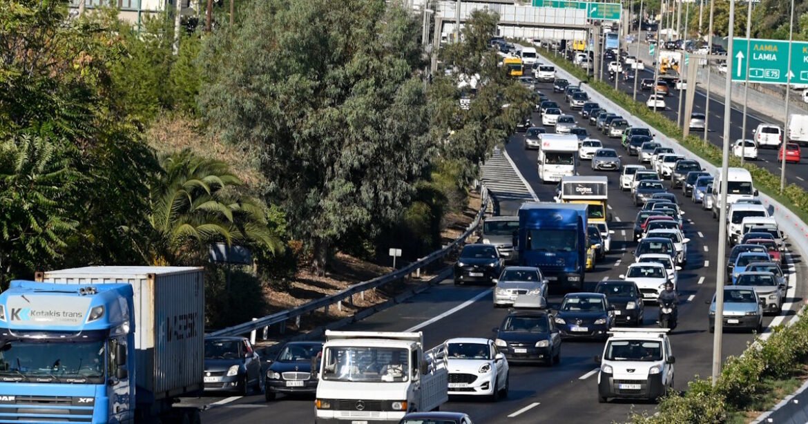 Κίνηση στους δρόμους: Καθυστερήσεις στο κέντρο της Αθήνας, λόγω πτώσης καλωδίου τρόλεϊ στην Ομόνοια – Προβλήματα σε Αττική Οδό και Κηφισό