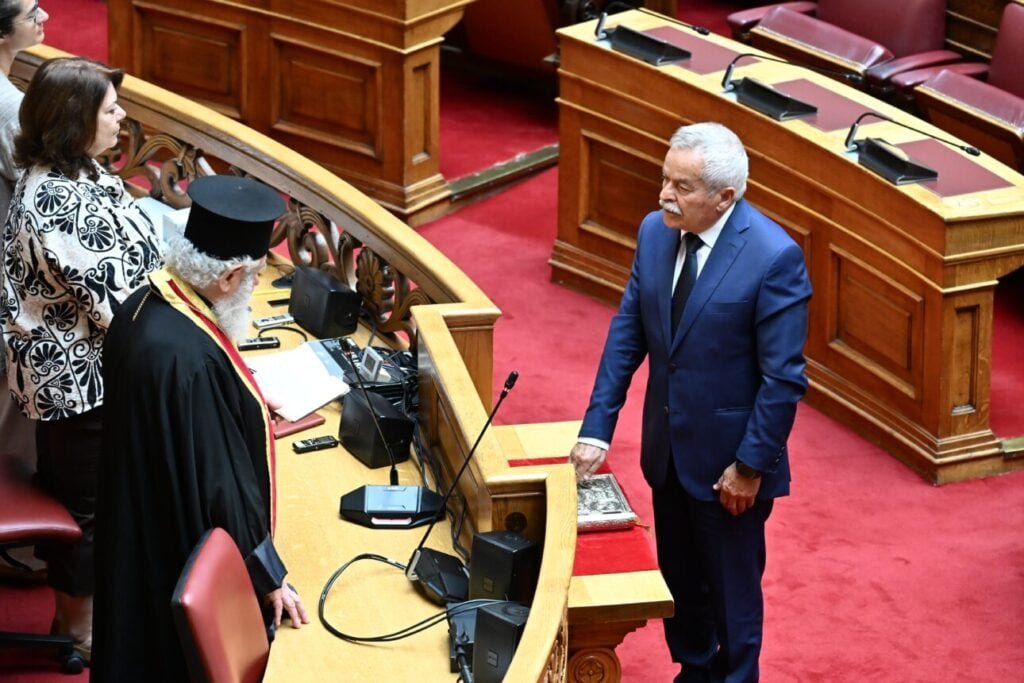 Βουλή: Ορκίστηκε βουλευτής ο Κώστας Κόλλιας στη θέση του αποβιώσαντος Νίκου Ταγαρά