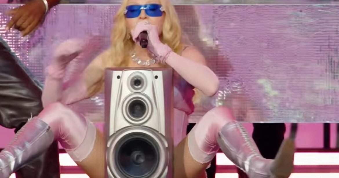 Η Madonna «τρέλανε» τη Νέα Υόρκη: Εμφάνιση «έκπληξη» στη Times Square – Βίντεο