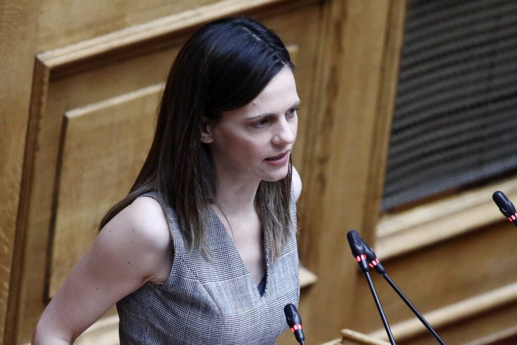 Η Εφη Αχτσιόγλου παραιτήθηκε από βουλευτής