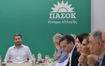Ο Ανδρουλάκης απάντησε στον Δούκα: «Δεν θα παίξουμε ρόλο κομπάρσου – όχι στα πολιτικά προξενιά»