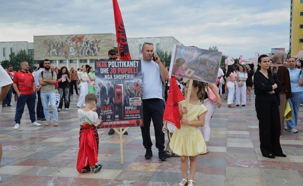 «Η Αλβανία δεν πωλείται»: Πίσω από την εξέγερση για το τουριστικό πάρκο Κούσνερ – Ράμα