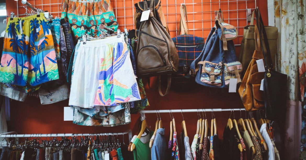 ΕΣΑ: Στο στόχαστρο τα καταστήματα second hand – Καταγγελίες για αθέμιτο ανταγωνισμό στο λιανεμπόριο ένδυσης και υπόδησης