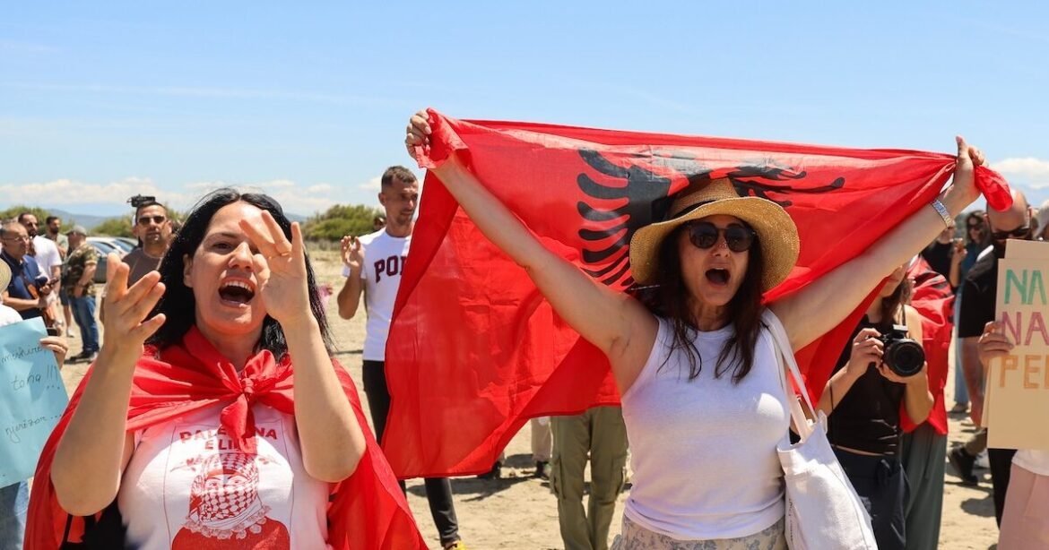 Αλβανία: Διώξεις σε διαδηλωτές για τις κινητοποιήσεις κατά της επένδυσης της οικογένειας Τραμπ