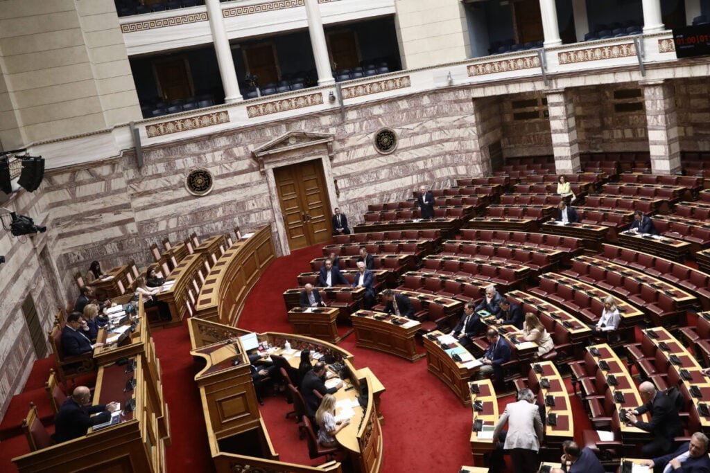 Αυτή είναι η Επιτροπή Αναθεώρησης του Συντάγματος – περιθώριο δύο μηνών για την Eκθεσή της