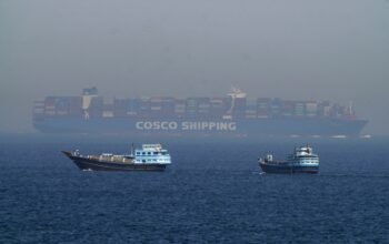 Θρίλερ στον Περσικό: Το Ιράν κλείνει τα Στενά του Ορμούζ και χτυπά αμερικανικές βάσεις – Οι ΗΠΑ απαντούν με βομβαρδισμούς