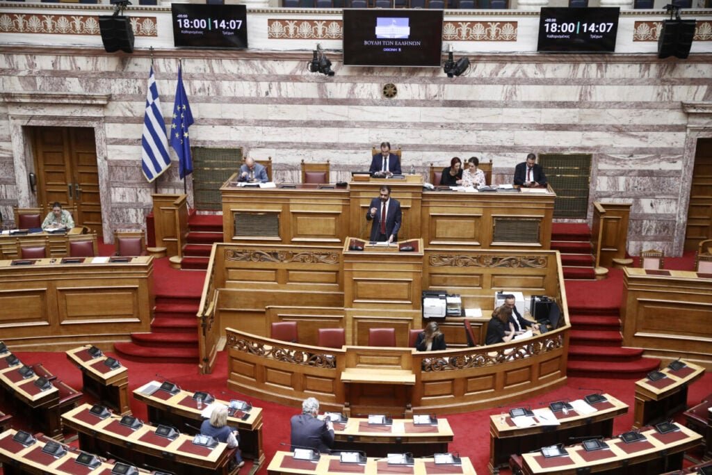 «Δεν είστε ούτε δικαστές, ούτε εισαγγελείς»: Νέα σύγκρουση στη Βουλή για τις παραιτήσεις των γ.γ.