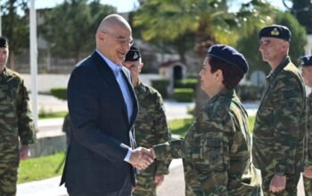 Το μήνυμα Δένδια για τις γυναίκες στον Στρατό: Θεσμική τομή η κατάταξη
