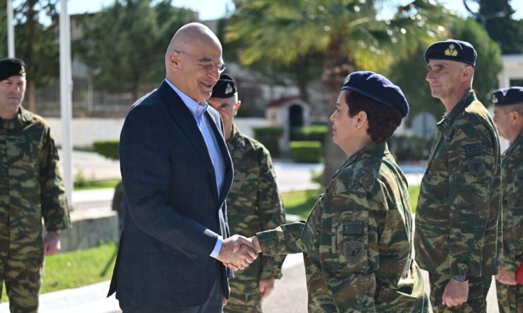 Το μήνυμα Δένδια για τις γυναίκες στον Στρατό: Θεσμική τομή η κατάταξη