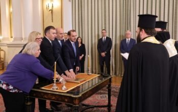 Ορκίστηκαν τα νέα μέλη της κυβέρνησης: «Είναι η ώρα της μάχης»