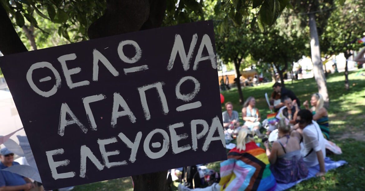 Athens Pride 2026: Χιλιάδες κόσμου στην παρέλαση υπερηφάνειας, αγάπης και ισότητας – Εικόνες από το πολύχρωμο κέντρο