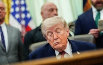 «Μαύρα» γενέθλια για τον Τραμπ: Ένας 80άρης Πρόεδρος εγκλωβισμένος στα αδιέξοδα και… στον χρόνο