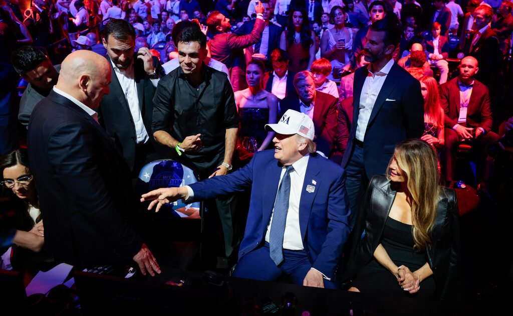 Σάλος στις ΗΠΑ: Μαχητής UFC αποκάλεσε τη Μισέλ Ομπάμα «άντρα» μπροστά στον Τραμπ – Βίντεο