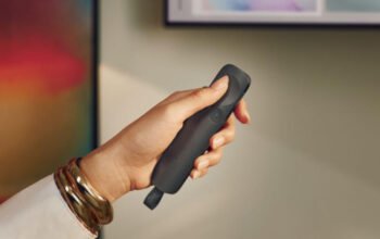 Logitech Spotlight 2: Το premium χειριστήριο παρουσιάσεων που καταπολεμά το άγχος της σκηνής με απτική ανάδραση