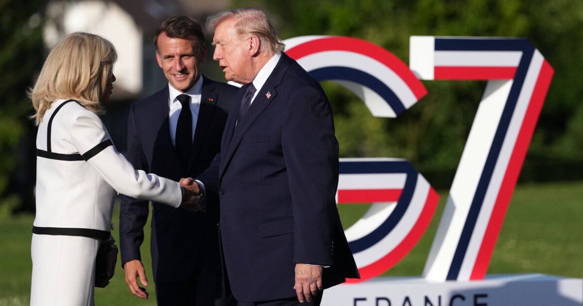Σκηνικό απόλυτης αμηχανίας στην G7: Η χειραψία του Τραμπ με τη Μπριζίτ Μακρόν που έγινε viral (Βίντεο)