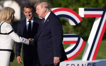 Σκηνικό απόλυτης αμηχανίας στην G7: Η χειραψία του Τραμπ με τη Μπριζίτ Μακρόν που έγινε viral (Βίντεο)