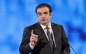 Πιερρακάκης: Χαμηλότερο του ευρωπαϊκού μ.ο. το ιδιωτικό χρέος, χρειάζεται όμως «να βγάλουμε ανθρώπους από το νερό»