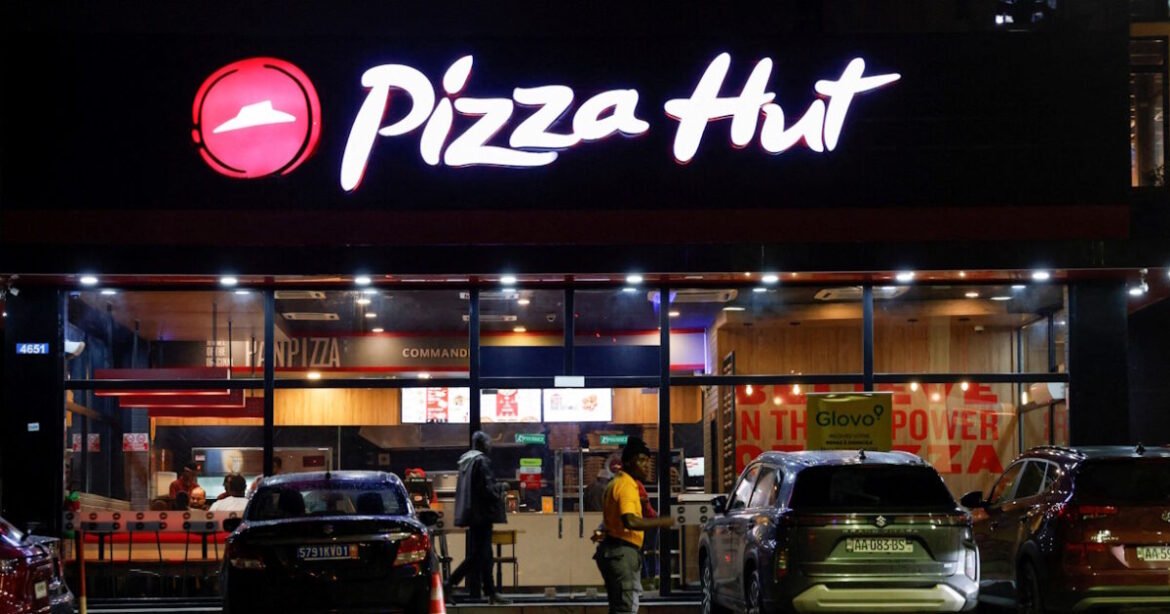 Η Yum πουλάει την αλυσίδα πίτσας Pizza Hut για 2,7 δισ. δολάρια
