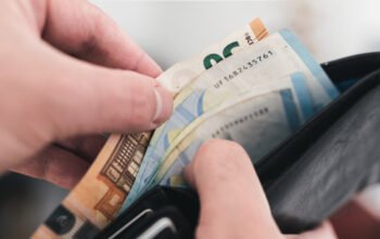 Κατασχέσεις λογαριασμών: Διπλασιασμός του ακατάσχετου ορίου στους κοινούς λογαριασμούς, στα 2.200 ευρώ – Όλες οι αλλαγές